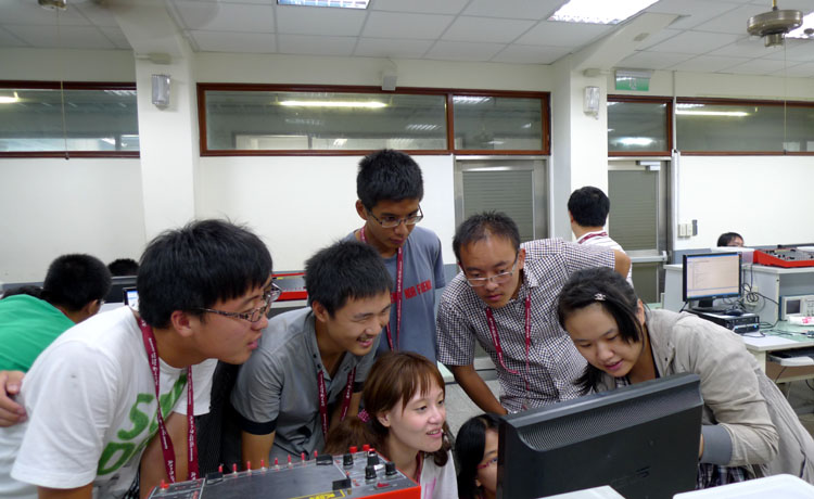 公司员工与逢甲大学员工探讨手动实验