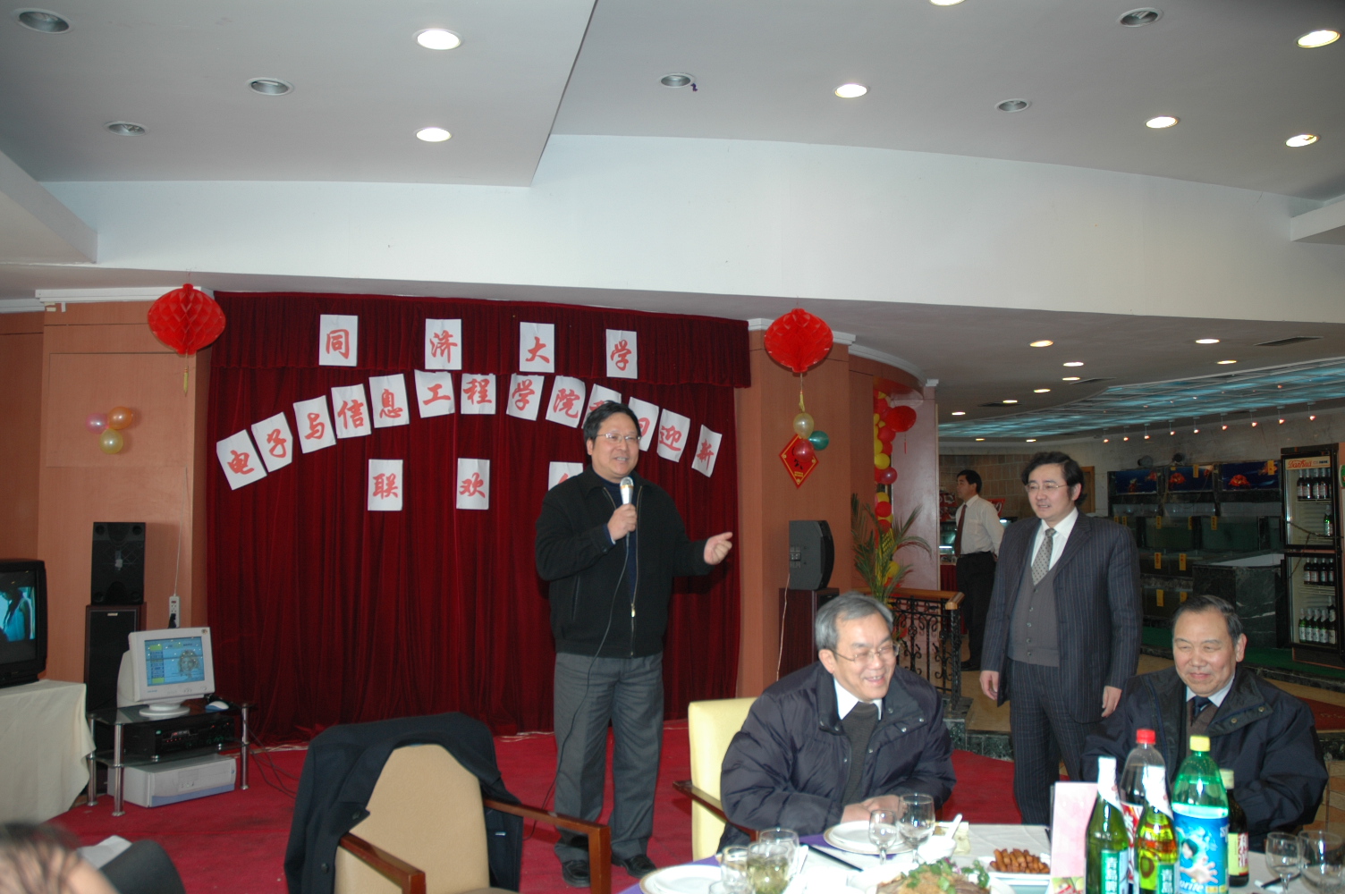 伟德国际victor1946举行辞旧迎新联欢会图片