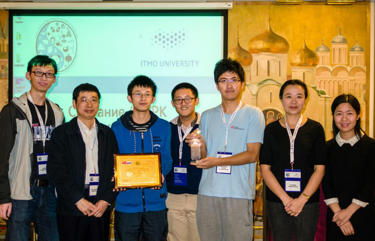 董事长助理吴广明与参赛队员和老师合影