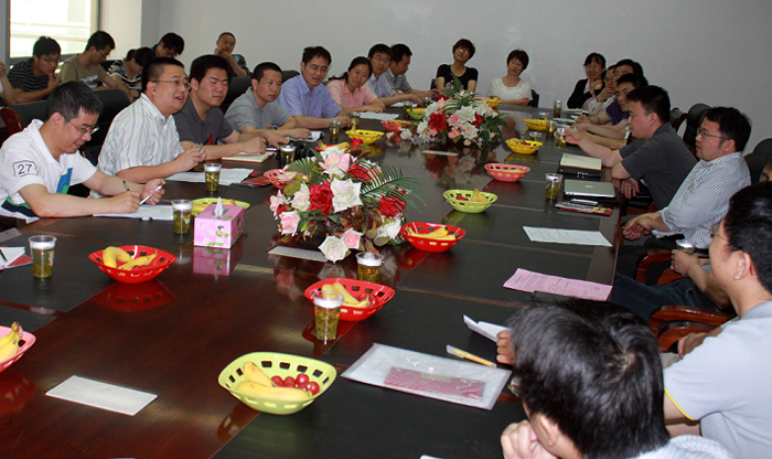 两个公司的青年学者在论坛上交流