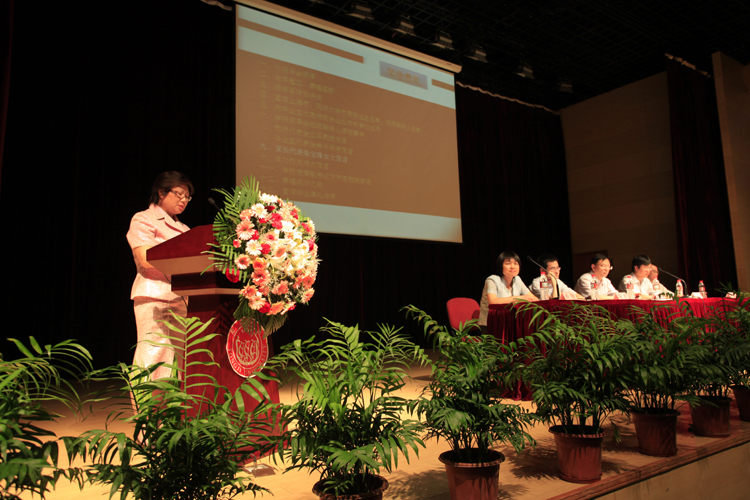 朱宝珠女士代表员工家长讲话