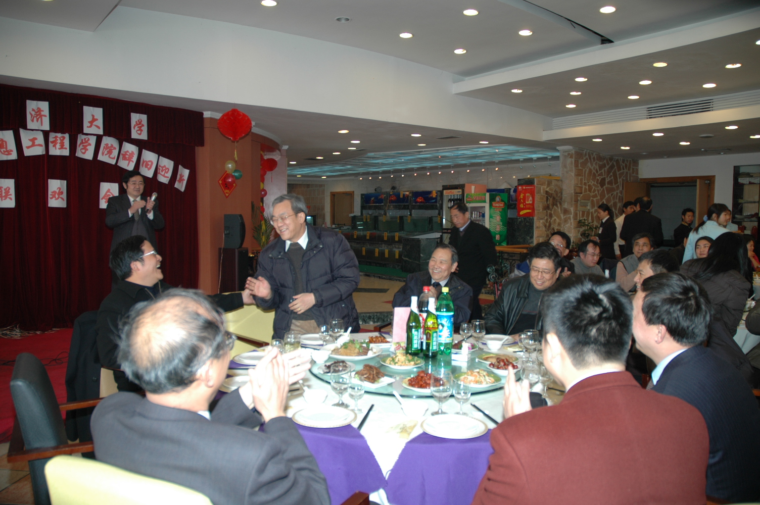 伟德国际victor1946举行辞旧迎新联欢会图片