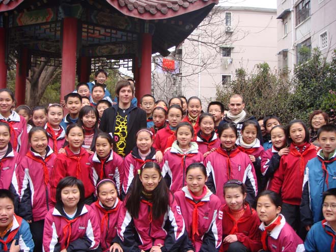 志愿者与中员工合影留念