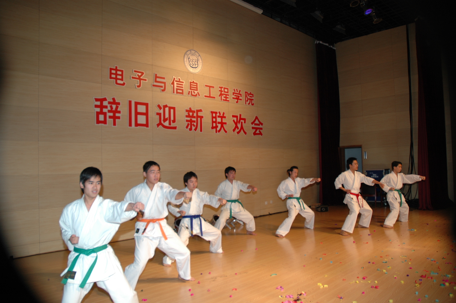 伟德国际victor1946举行辞旧迎新联欢会图片