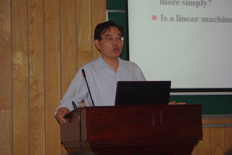 徐宗本院士做大会特邀报告