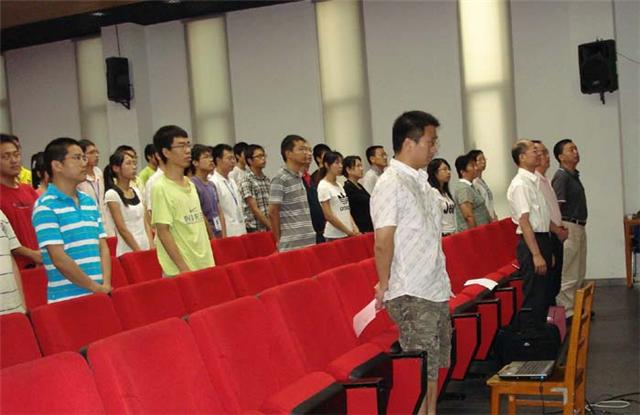 暑期公司结业典礼在奏唱国歌声中开始