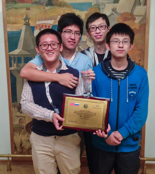 参赛队员和老师合影