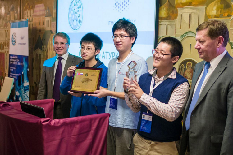 参赛队员获得最佳应用程序奖牌和冠军奖杯