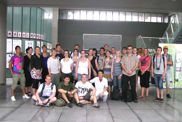 两国员工在公司大楼合影留念