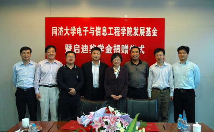 与会员工代表与吴董事长合影