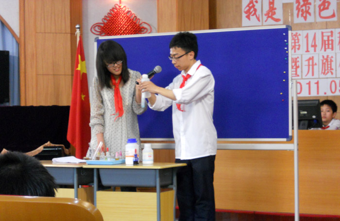 为小员工演示“有趣的蓝瓶子”实验